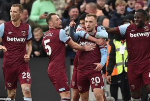 Manchester United slumped to their eighth Premier League defeat of the season as David Moyes ' West Ham secured a 2-0 victory at the London stadium