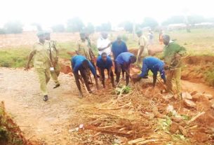 The-prison-officials-and-inmates