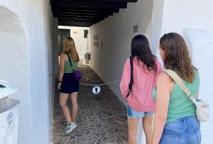 The nearly 200 homeowners of Binibeca Vell say they do not want any visitors before 11am and after 8pm