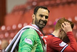 Former Aberdeen keeper Joe Lewis is reportedly training with Manchester United's academy