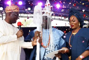 Makinde presents staff of office to Oyo monarchs