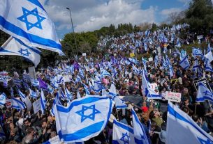 Protests in Tel Aviv After Israel Mistakenly Kills Hostages in Gaza