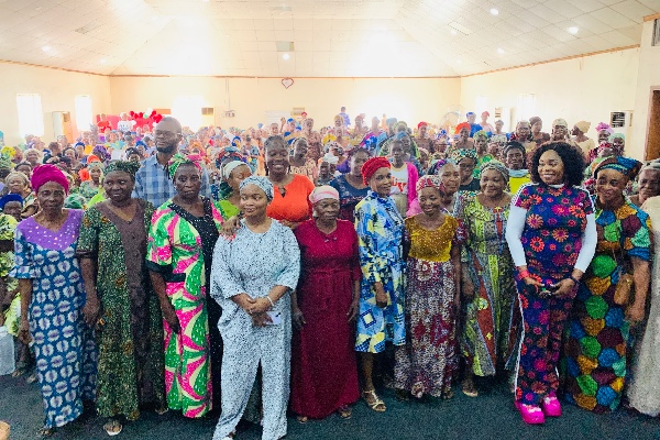 Tope Alabi’s Mardebra foundation gives Christmas presents to widows