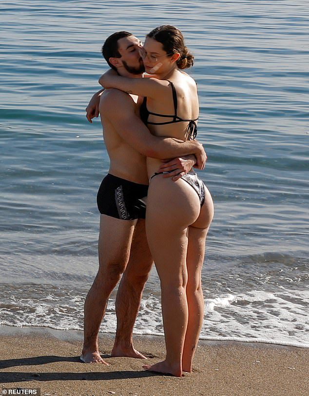 Couples on Malagueta beach in Malaga were seen their partners' company in the heat