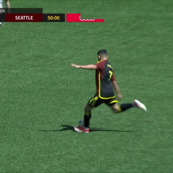 Raul Ruidiaz scores an outside-the-box screamer to give Seattle a 2-1 lead over Portland