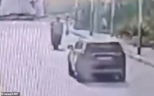 One man smashed the window with the butt of his weapon and screamed at him, demanding a bag that was later found to have ¿35,000 in cash inside